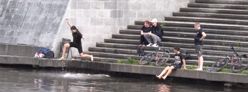 Открыли купальный сезон: в центре Харькова подростки ныряли в воду (видео)