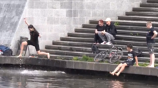 Открыли купальный сезон: в центре Харькова подростки ныряли в воду (видео)