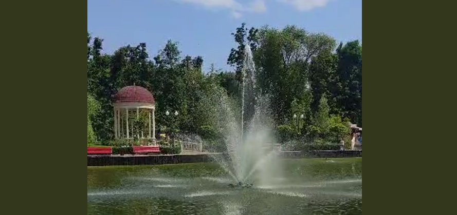 В Центральном парке Харькова заработал фонтан на озере (видео)
