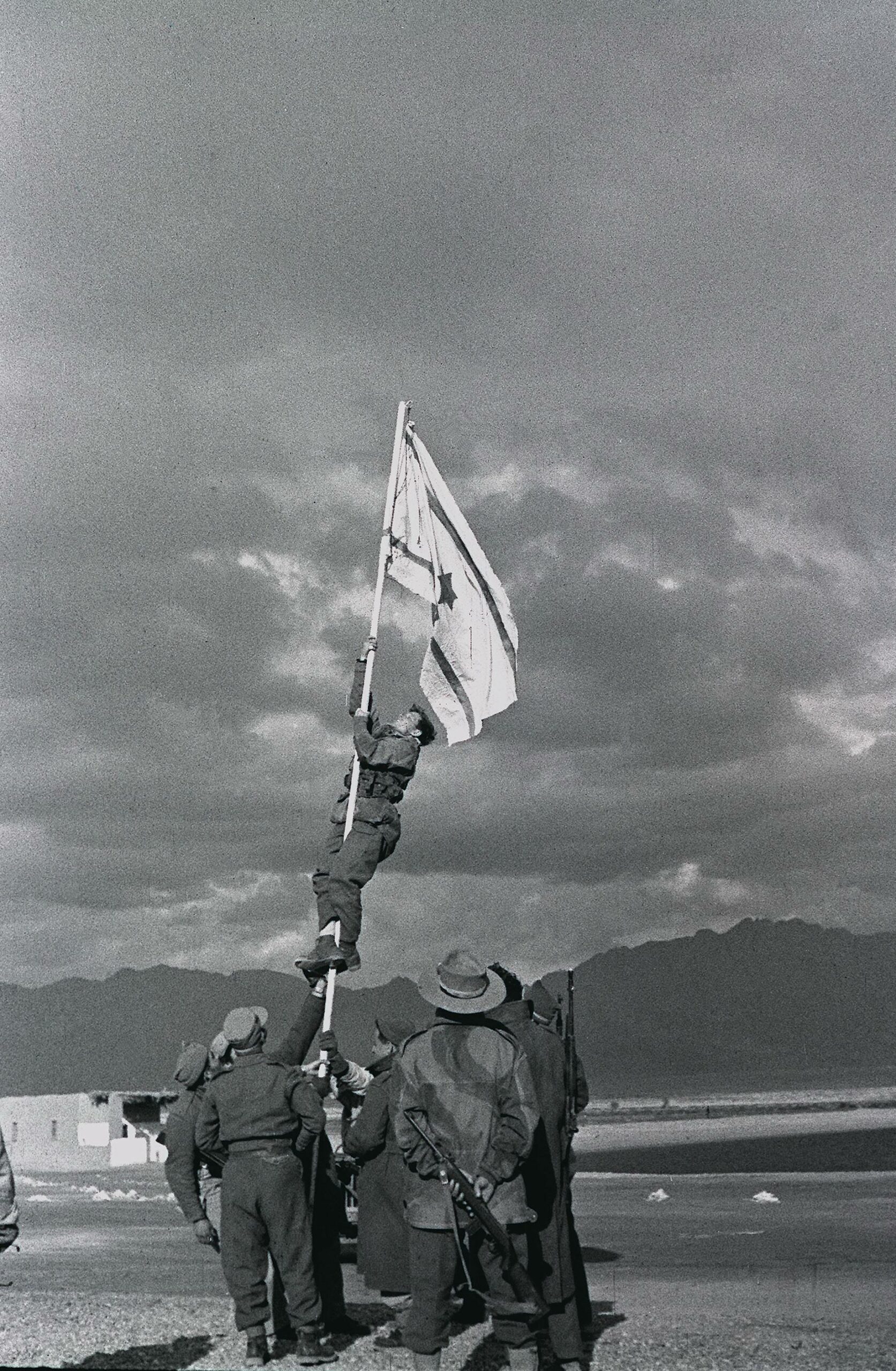 Флаг Израиля устанавливают после победы в первой войне с арабами