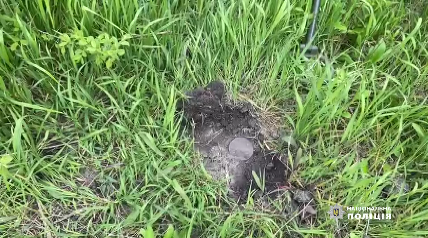 У землі, під корінням: поліція показала, де таяться міни на Харківщині (відео)