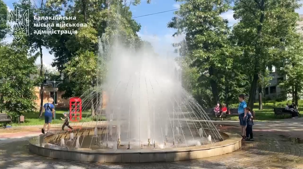 В городе на Харьковщине, пережившем оккупацию, включили фонтан (видео)