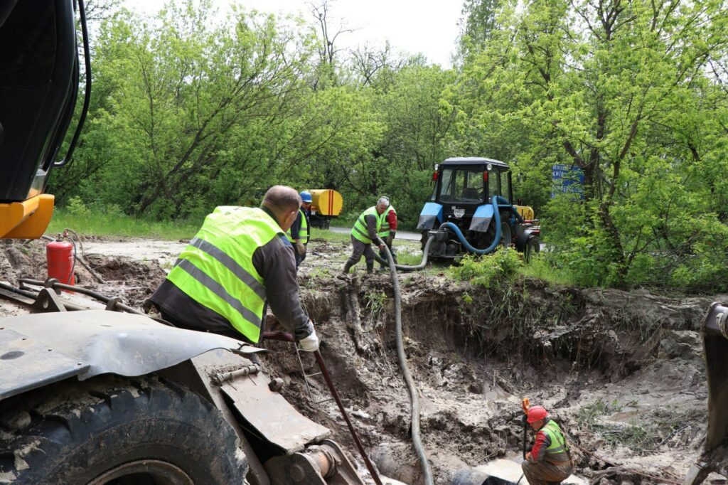 В Холодногорском районе ликвидировали сложную аварию на водоводе