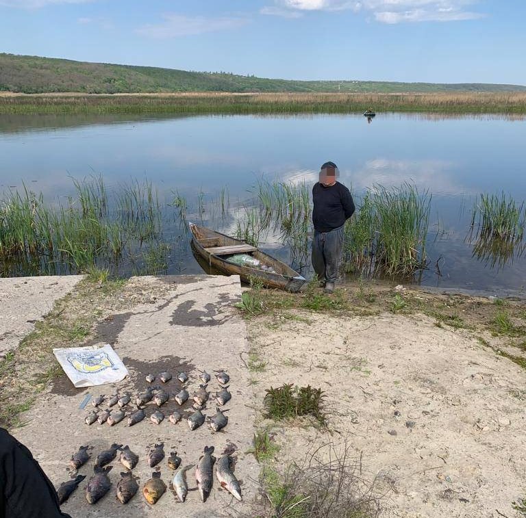 Ловив рибу сіткою. На Харківщині поліцейські затримали браконьєра