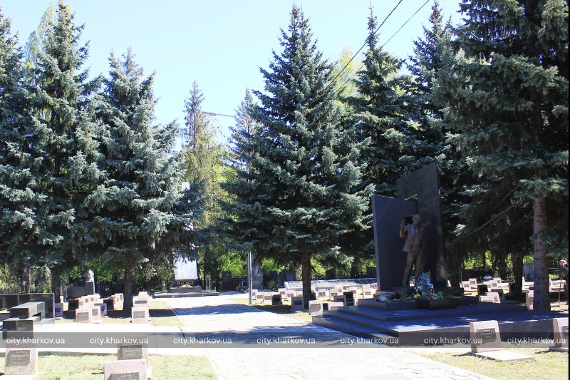 В Харькове наводят порядок на городских кладбищах 6