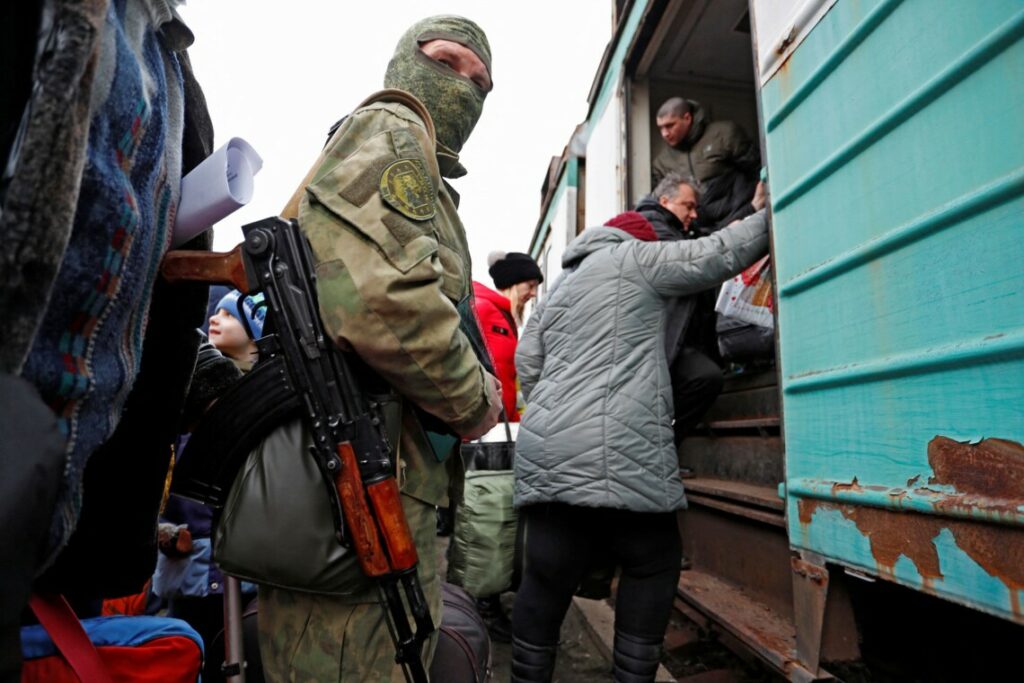 Готовят к депортации. Жителей оккупированной Харьковщины зовут выезжать в рф