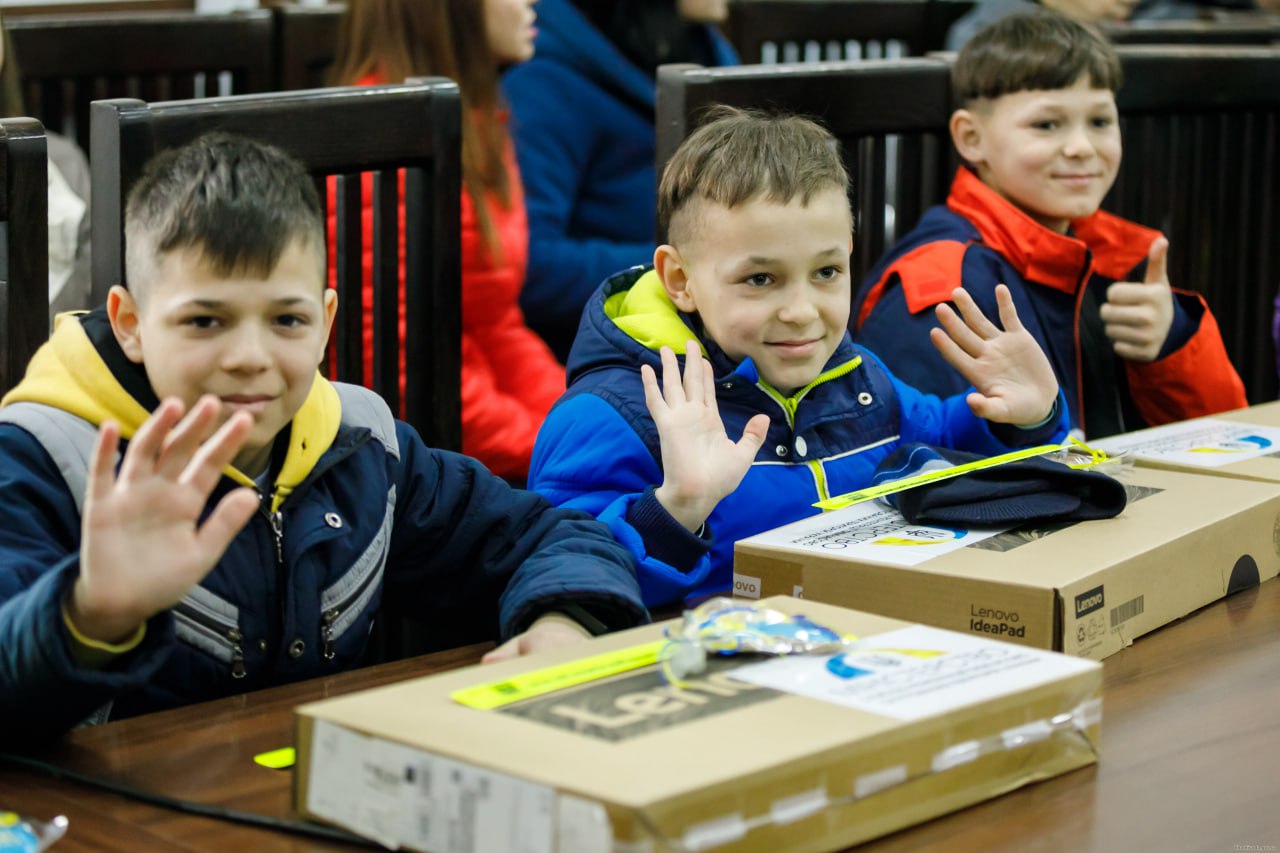 Понад 400 планшетів і хром буків для школярів Харківщини передали від ЮНІСЕФ