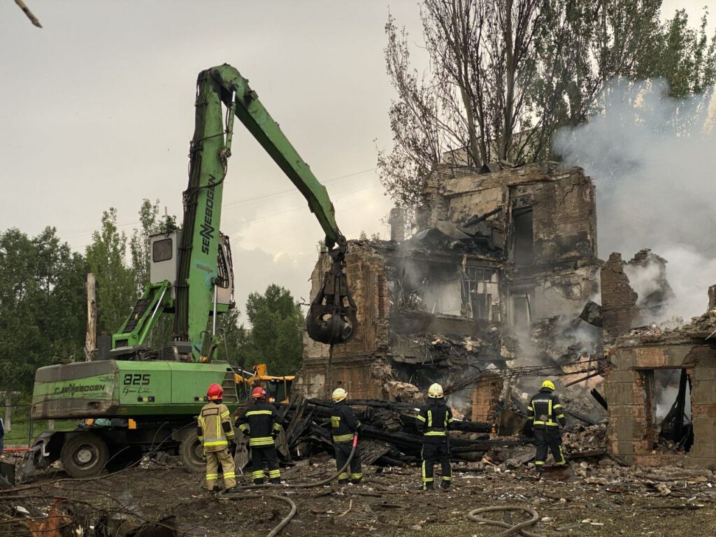 Удар по Дніпру: пошук постраждалих і розбір завалів закінчилися, у місті траур