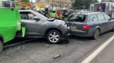 Постраждалих у ДТП жінок вирізали рятувальники з понівеченої автівки (фото)