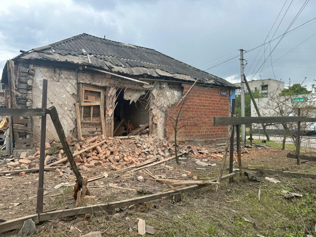 Вдень окупанти обстріляли Вовчанськ: є поранена (фото)