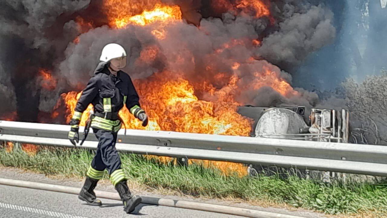 Масштабный пожар произошел на трассе Киев-Харьков: взорвался бензовоз (видео)