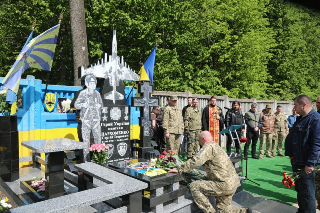 В Виннице открыли стелу погибшему Герою-летчику из Харькова (фото)