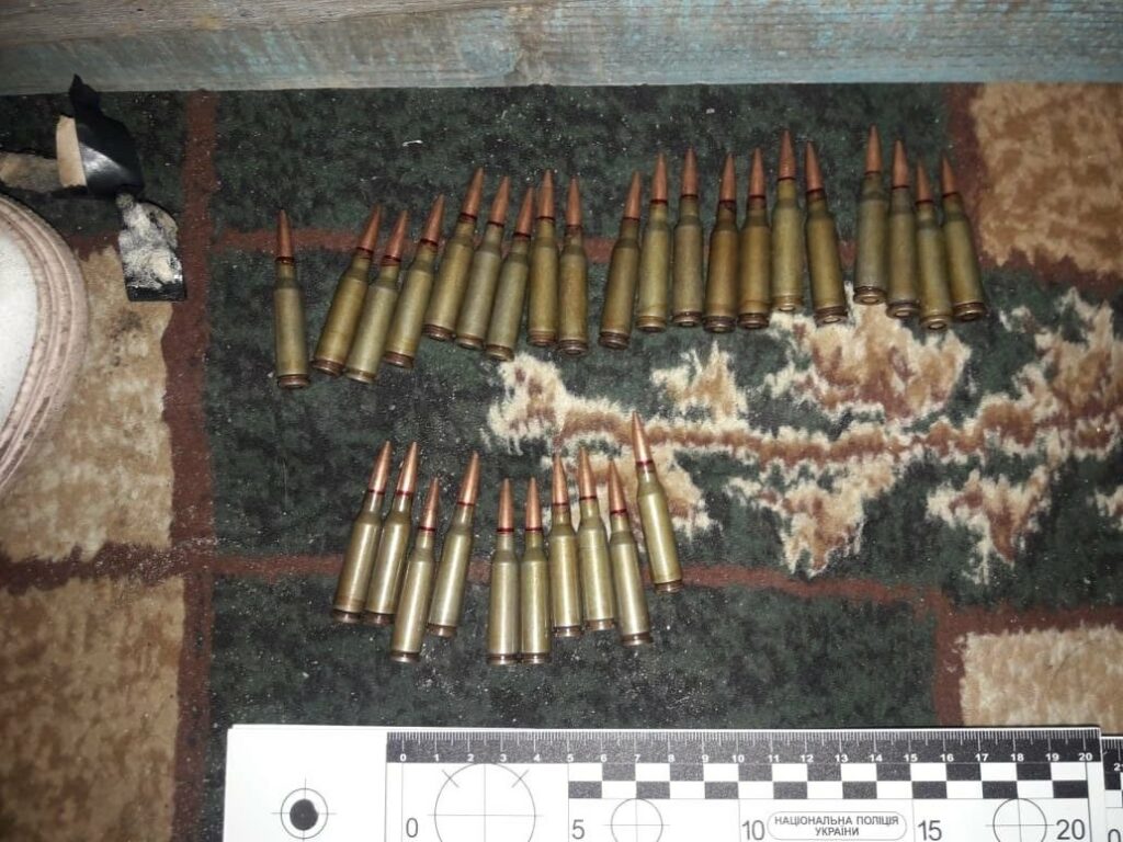 Дві гранати і 120 набоїв зберігав чоловік з Харківщини, який гамселив родину