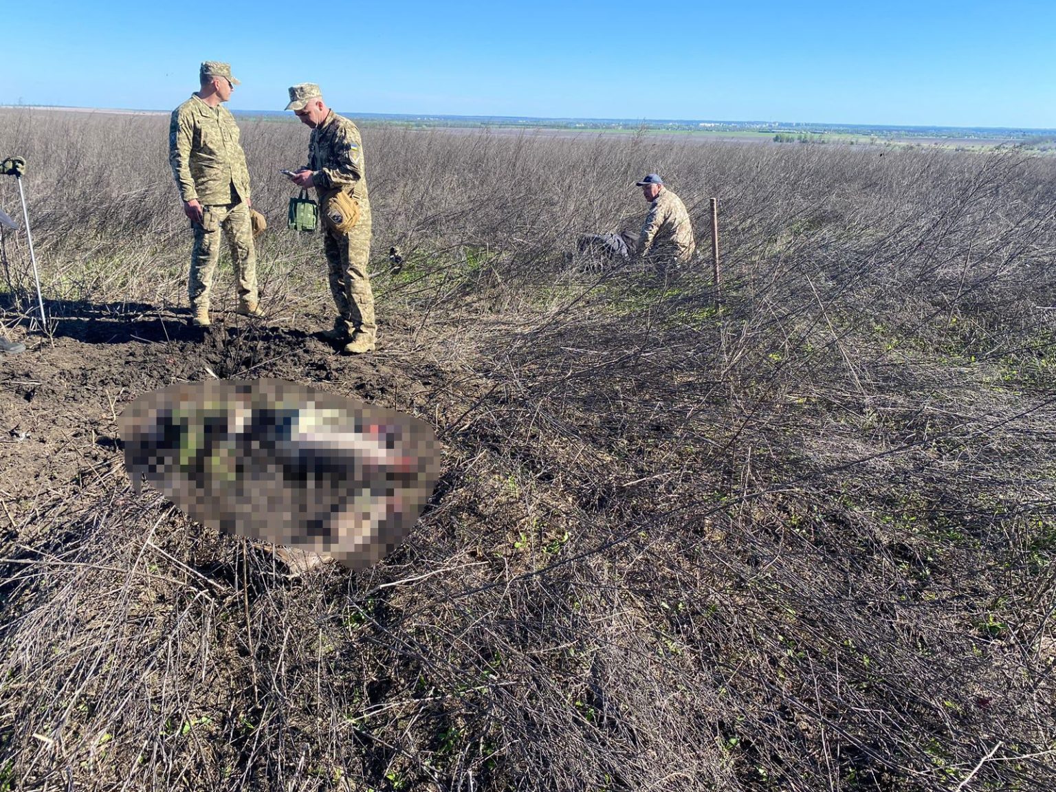 Поліція показала поле на Ізюмщині, де підірвалися та загинули двоє чоловіків