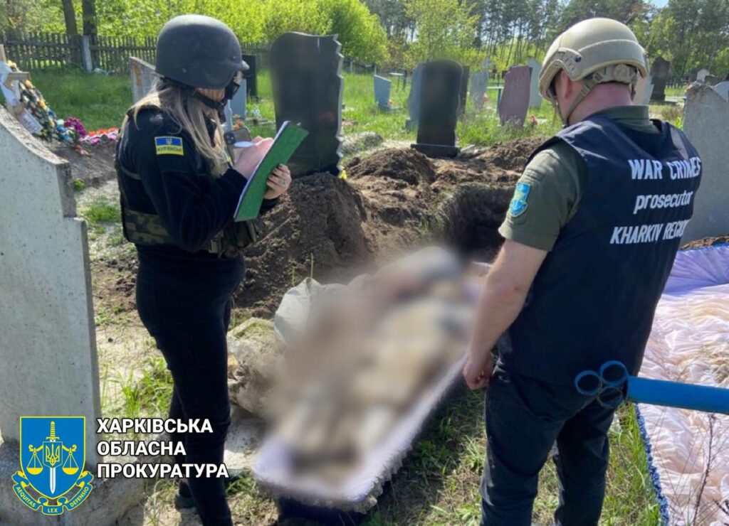 Погибли у подъезда: на Харьковщине эксгумировали тела супругов (фото)