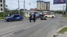 Зіткнення ВАЗу і мотоцикла в Харкові: водіїв відвезли в лікарню (фото)