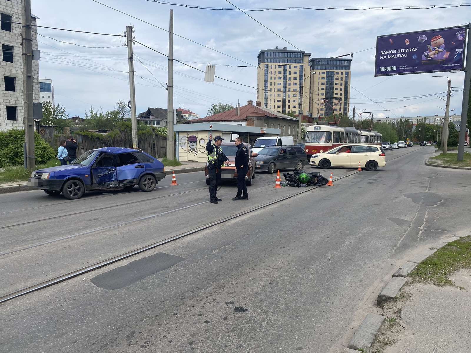 Столкновение ВАЗа и мотоцикла в Харькове: водителей увезли в больницу (фото)