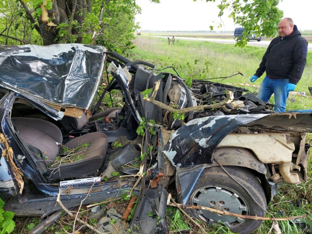 Смертельное ДТП на Харьковщине: погибли трое, машина почти уничтожена (фото)