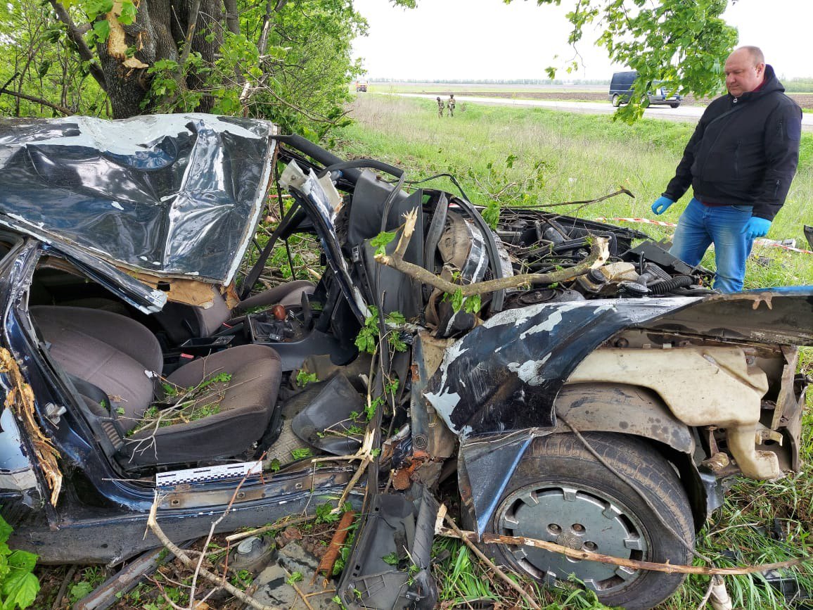 Смертельна ДТП на Харківщині: загинули троє, машина майже знищена (фото)
