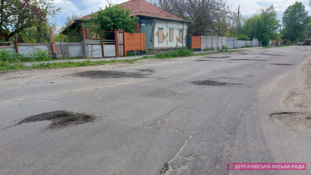 “Це не ремонт” – мер Дергачів пояснив, що роблять із дорогами в місті