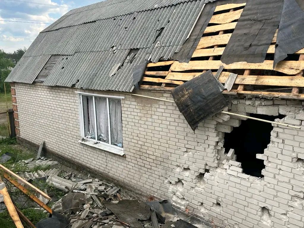 Армія РФ вдень обстріляла село на Харківщині: є руйнування (фото)