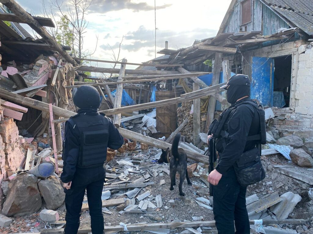 Полиция показала фото с места на Харьковщине, где от обстрела погибли супруги