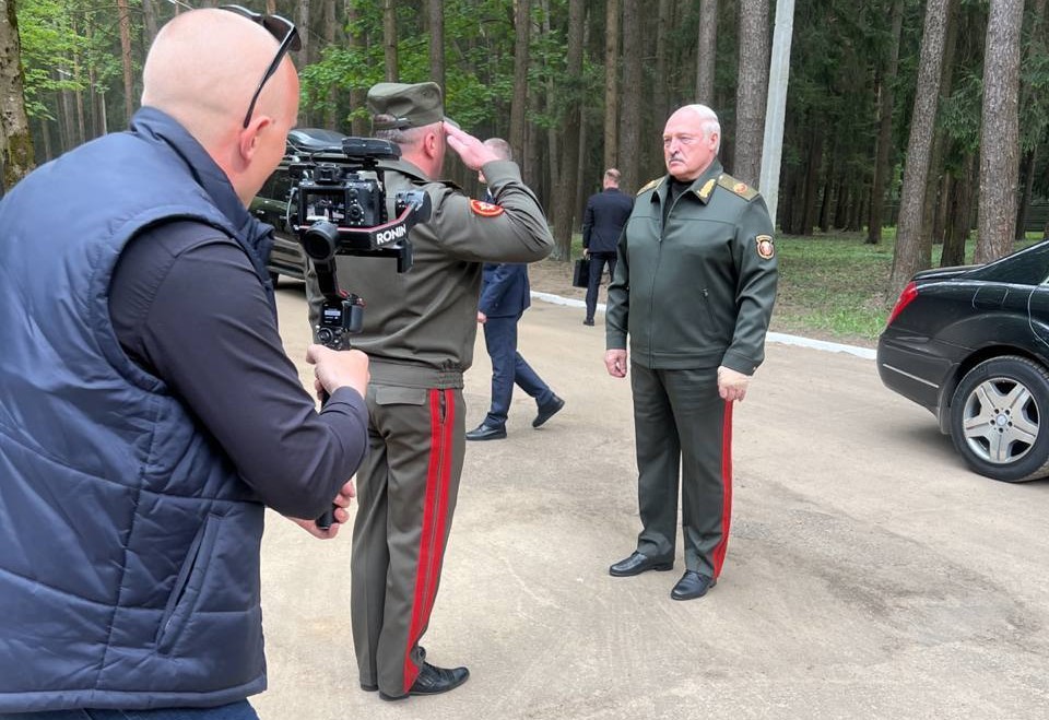 Що з Лукашенком: у ГУР підтверджують хворобу, пропагандисти показали відео