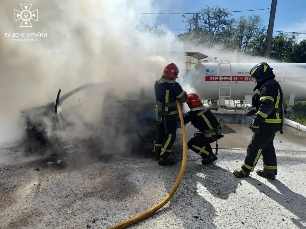 У Харкові машина спалахнула просто на АЗС під час заправки газом (фото)