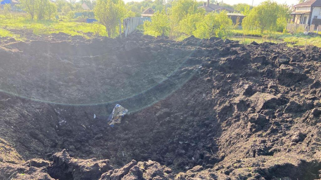2 воронки от ракетных разрывов нашли в центре Харькова спасатели ГСЧС