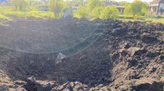 2 воронки от ракетных разрывов нашли в центре Харькова спасатели ГСЧС