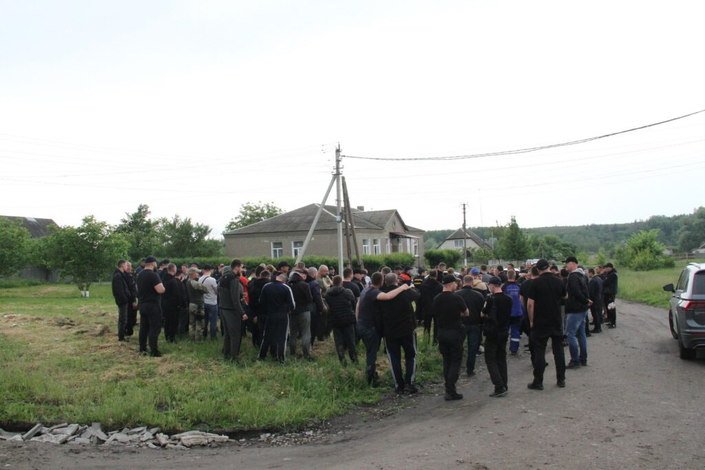 Уже добу на Харківщині сотні людей шукають дворічну Віолетту (фото, відео)