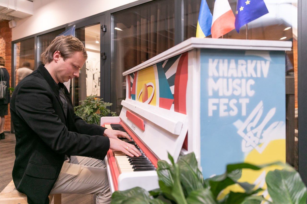 Розфарбовані піаніно повертаються в Харків: де помилуватися та зіграти (фото)