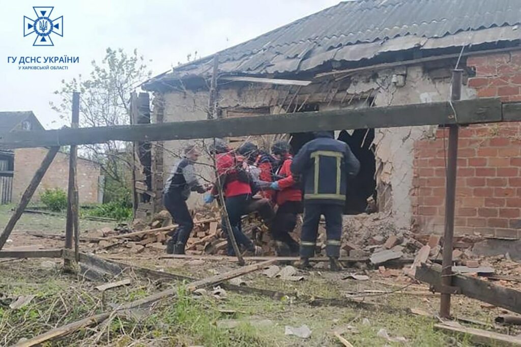В Волчанске на Харьковщине из-под завалов достали женщину и госпитализировали