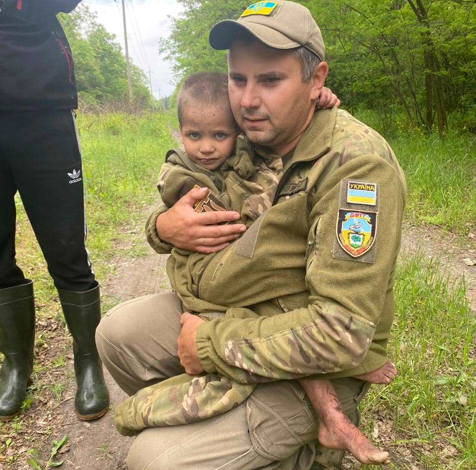 Перші кадри, коли поліція та волонтери знайшли Віолетту у лісі на Харківщині