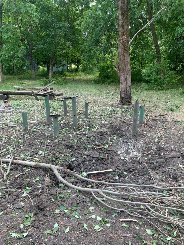 Днем россияне из артиллерии обстреляли парк отдыха на Золочевщине (фото)