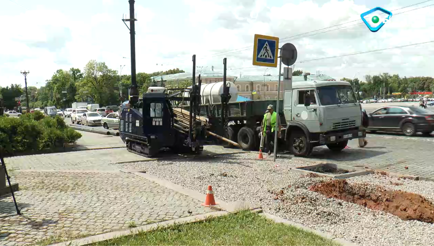 Комунальники на вул. Сумській у Харкові міняють трубу по-сучасному (сюжет)