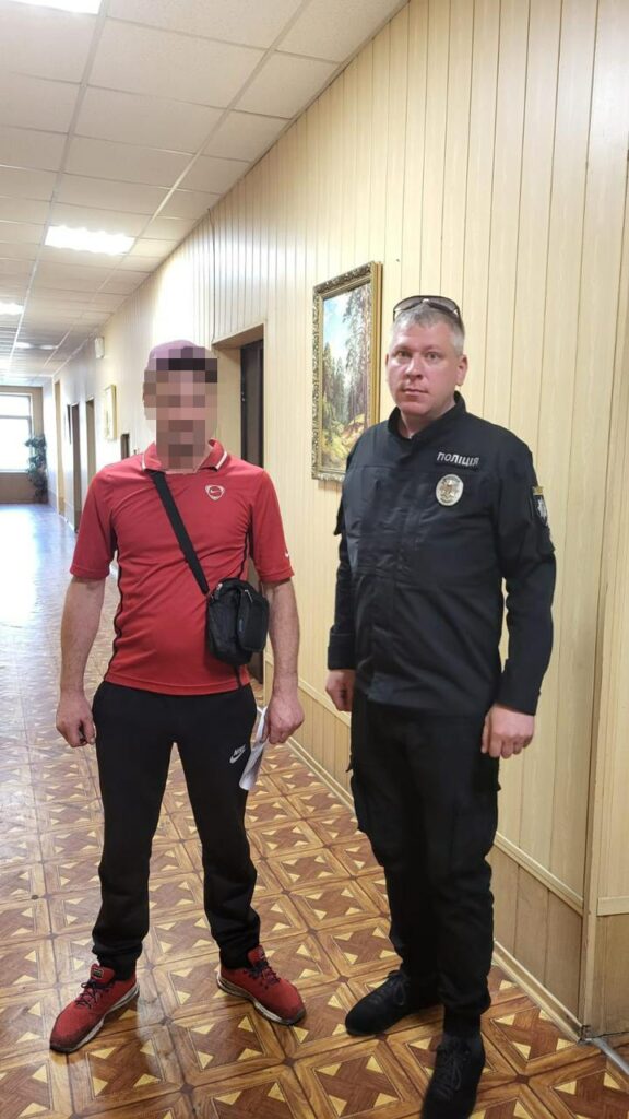 В Харькове мужчина систематически обижал и угрожал избить мать своей любимой