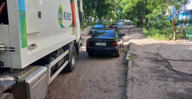 Харьковчан просят парковать авто так, чтобы не мешать проезду спецтехники
