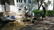 “Прилетіло” в перший день війни: у Чугуєві відновлюють будинки (фото)