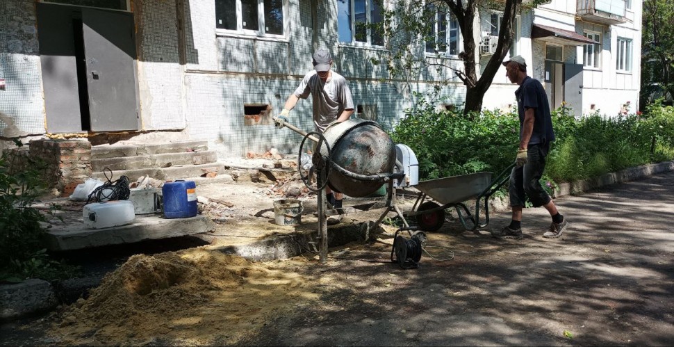 “Прилетіло” в перший день війни: у Чугуєві відновлюють будинки (фото)