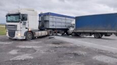 На Харьковщине столкнулись два грузовика: на дорогу вылился ацетон (фото)