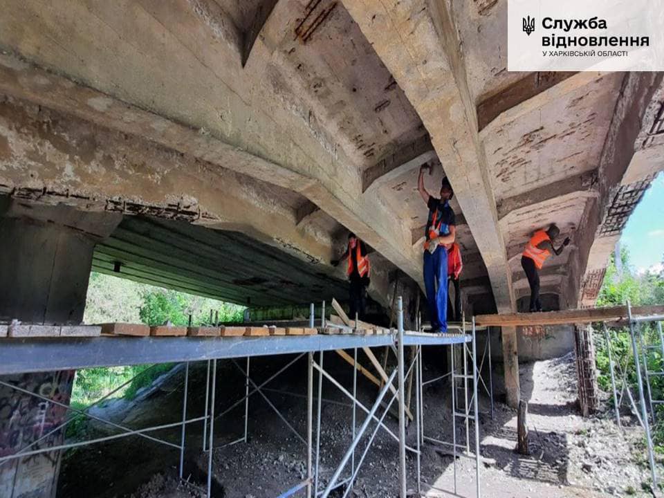 Дорожники розповіли, які мости сьогодні лагодили на Харківщині (фото)