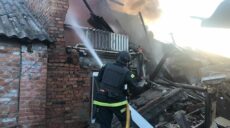 У Вовчанську через обстріл спалахнув багатоквартирний будинок (фото)