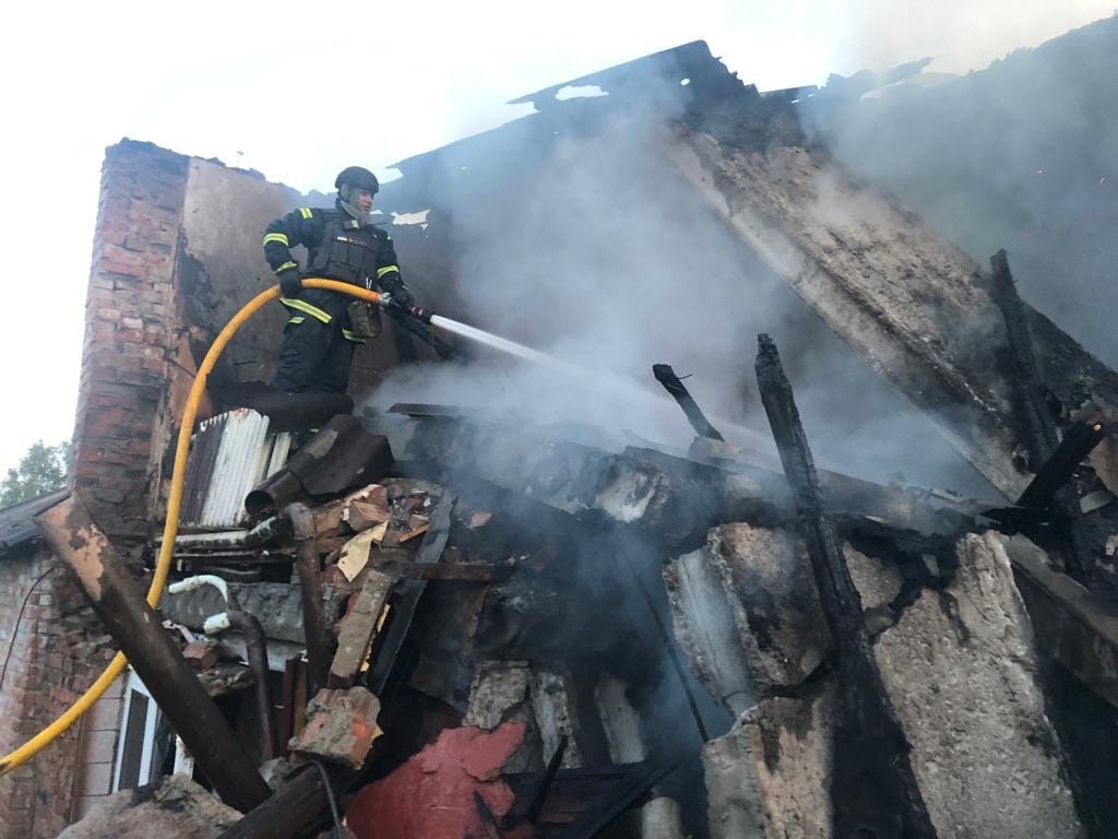 Пожар в Волчанске после прилета 2