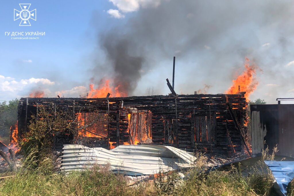 Суха трава та приватні будинки загорілися внаслідок обстрілу Вовчанська (фото)