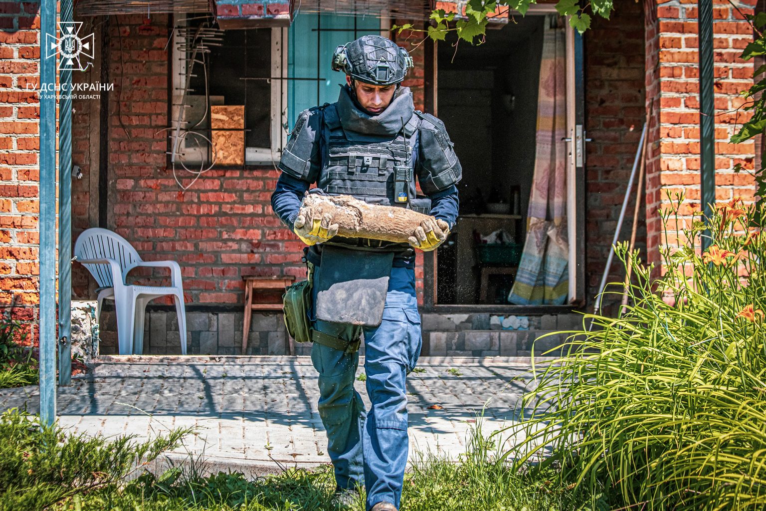 У домах і на дачах під Харковом боєприпаси лежать навіть під підлогою (відео)