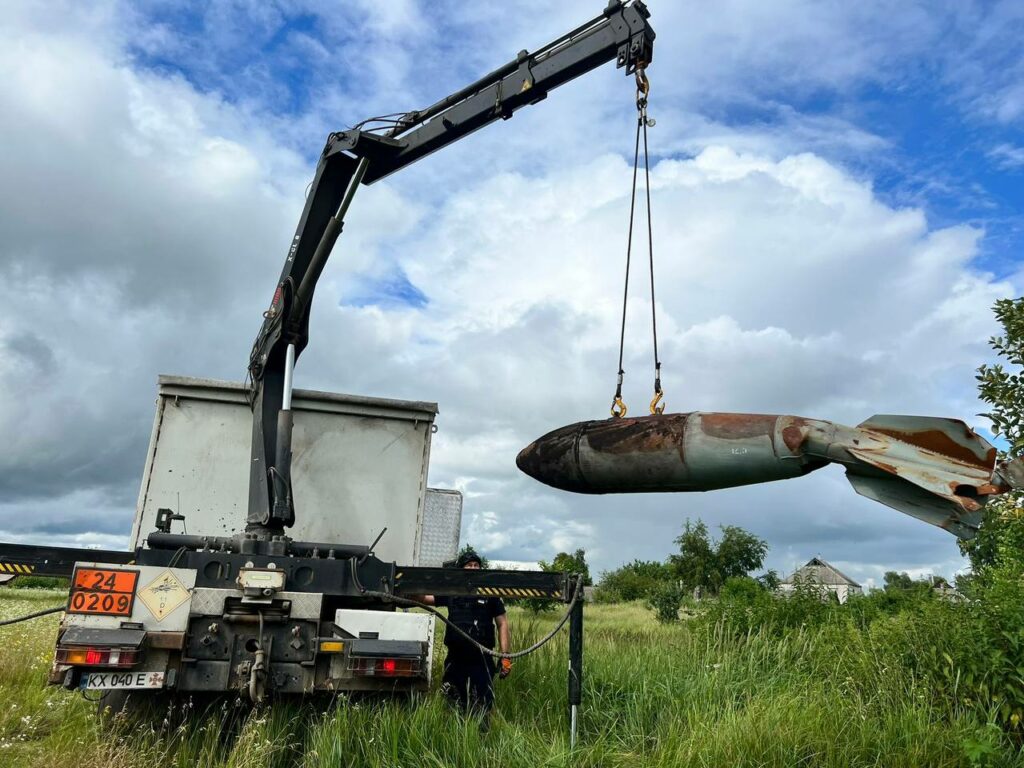 500-килограммовую авиабомбу нашли саперы в Волчанске на Харьковщине (фото)