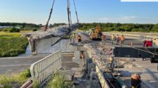У Харкові на Окружній дорозі ремонтують міст, пошкоджений обстрілами (фото)