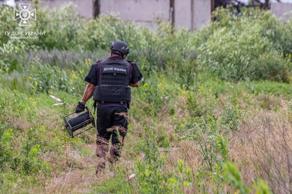 Під Ізюмом знайшли підступні міни, що вибухають при зусиллі від 5 кг (відео)