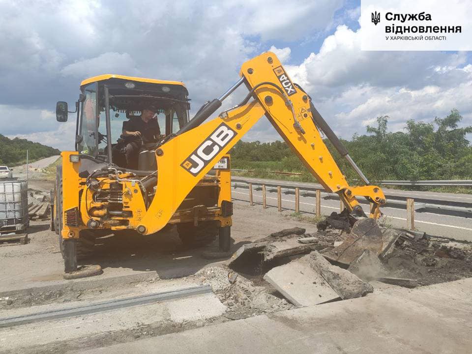 У Харківській області ремонтують дорогу в напрямку Дніпра (фото)